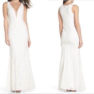 NWT Lulu’s White Lace Trumpet Gown Medium
